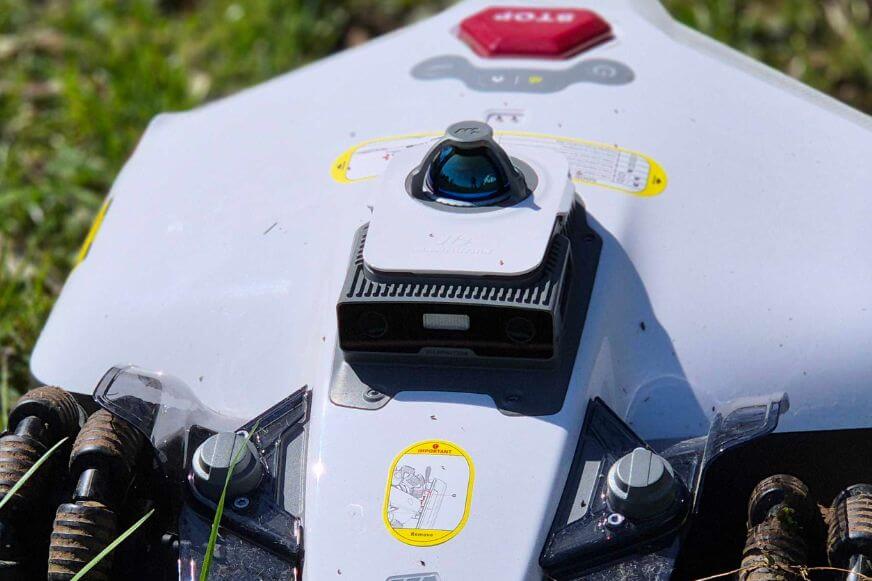 Nahaufnahme des 360° LiDAR-Sensors und Dual-Kamera-Moduls am Mammotion LUBA 3 AWD. Tri-Fusion-Navigation für zentimetergenaue Positionierung ohne RTK-Antenne. 